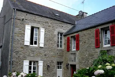 Image de Grande maison lumineuse, avec cheminée à foyer ouvert et joli jardin