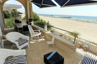 Image de Villa d'exception sur une plage de sable blanc, les pieds dans l'eau!
