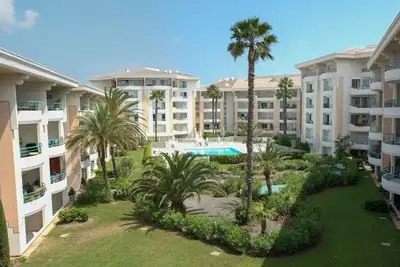 Image de appartement avec climatisation piscine et mer à 100 m box fermé Port-Fréjus