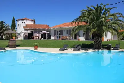 Image de Grande Villa Méditerranéenne Piscine Privée Chambres climatisées 10 pers. 4*