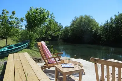 Image de A 3 km l'Isle sur la Sorgue, Villa au bord de rivière et sa piscine chauffée