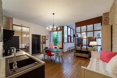 Image de Loft urbain tout confort-Piscine & Jacuzzi à la belle saison-Accueil Vélos Motos