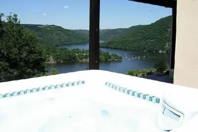 Image de Villa avec jaccuzzi 6 personnes et vue sur lac 450 ha.