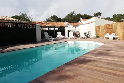 gite pour 4 Personnes, 2 Chambres, Patio PRIVÉ, Piscine CHAUFFÉE, Parking PRIVÉ