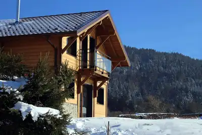 Image de chalet recent clôturé vue sur la nature et la montagne wifi charges incluses