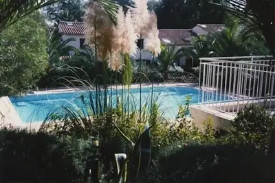 Image de charmante maison mitoyenne avec piscine