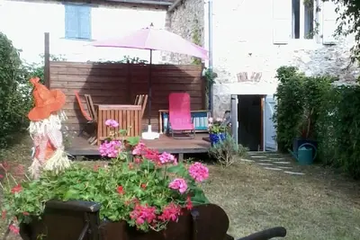 Image de Gîte 2 à 5pers avec jardin et terrasse dans village de Meyronne