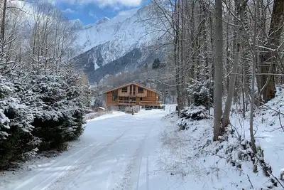 Image de A 200m du télécabine, Chalet de luxe aux pied des pistes avec terrasse et sauna.