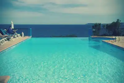 Image de Appartement T3\/T4, piscine, plage, les pieds dans l'eau, verdure, au calme.
