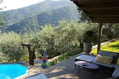 Image de Tiny house en bois confortable avec piscine privée au sein d'une oliveraie.