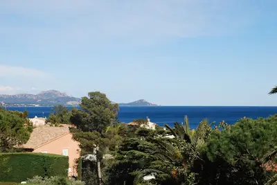 Villa  climatisée, superbe vue mer, jardin clos 1300m2 dans les pins pour 7 pers