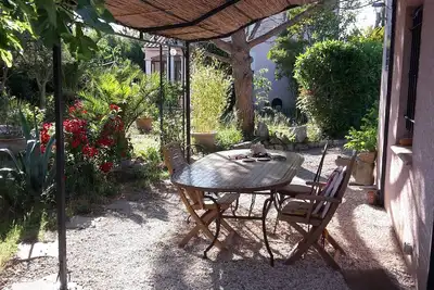 Image de Joli pavillon, indépendant, lumineux, avec pergola, salon de jardin, parking.