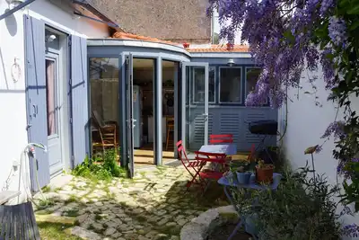 Image de 3 chambres, terrasse, proximité plage, parcs et centre La Rochelle