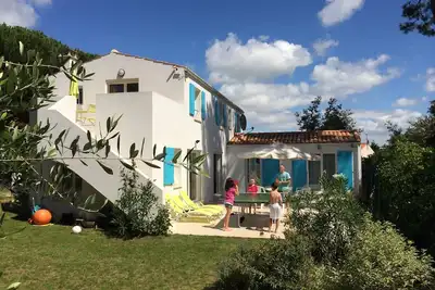 Image de Grande maison de vacances (9 a 11 personnes), en bord de mer et de foret.