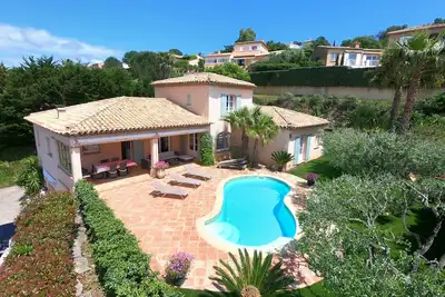 Image de Villa climatisée quartier calme et résidentiel piscine privée, vue sur le golf.