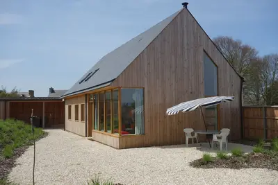 Image de Maison neuve, claire et ensoleillée, entourée d'un jardin clos et abrité.