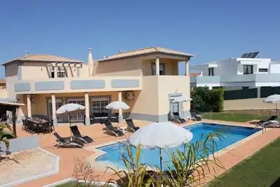 Image de Superbe villa avec piscine privée dans quartier résidentiel proche des plages