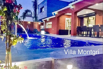 Image de Très belle villa Montgri, piscine privé chauffée, jacuzzi, wifi à Empuriabrava