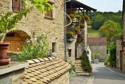 Image de Une vieille demeure bourguignonne au milieu d'un village viticole