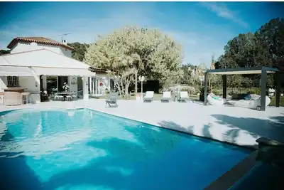 Image de Maison provençale moderne avec piscine et jacuzzi