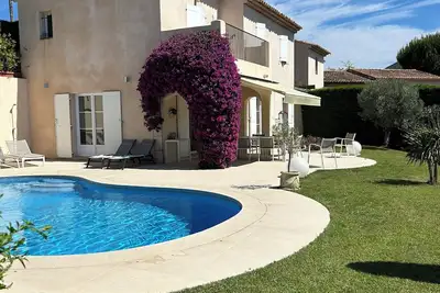 Image de Maison  Cote d'Azur, 8 personnes avec piscine jardin, vue degagée et mer