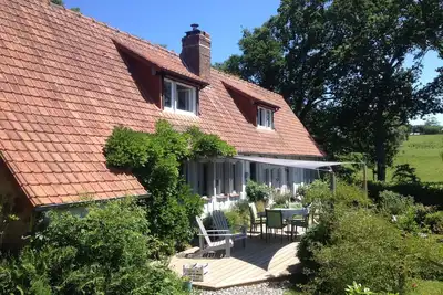 Image de authentique maison normande en colombages avec parc paysagé proche bois et mer