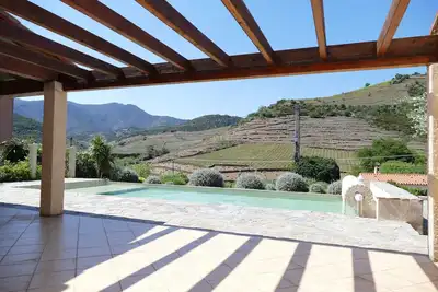 Image de Villa avec vue panoramique sur les montagnes et les vignes proche de la plage