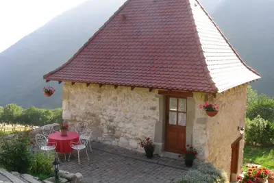 Image de Charmante maisonnette en pierre, Spa extérieur sous rotonde, vue panoramique.