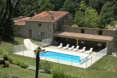 Mas typique catalan avec piscine dans écrin de verdure
