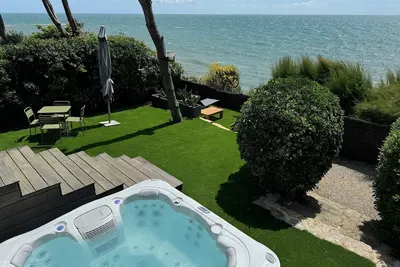 Image de Maison front de mer, vue à 180° plein sud. Accès direct plages, sentiers, pêche.