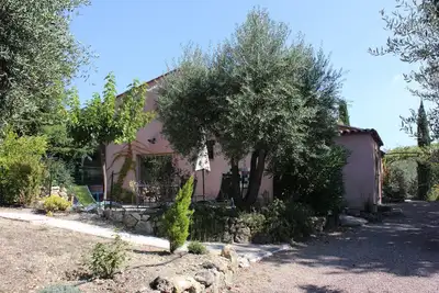 Image de Gîte situé sur une pépinière, très calme et arboré avec grande piscine.