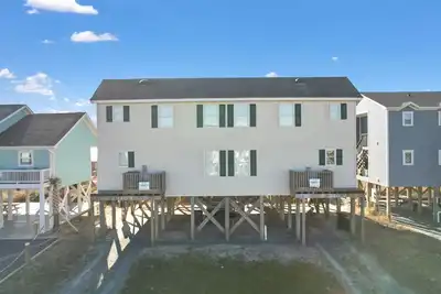 Image de \"Happy West\" à Holden Beach - Ce duplex en bord de mer est une bonne affaire pour l'East End avec des mises à jour de décoration intérieure! Louez les deux côtés pour doubler le plaisir!