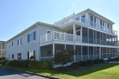 Image de Ocean Block Dewey Beach Condo 4br pour 10 étapes à Beach Park & ​​Walk