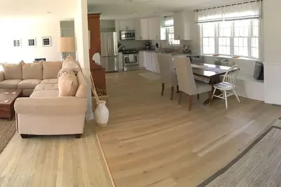 Image de Maison Cape récemment rénovée dans le charmant quartier de la plage