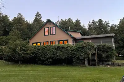 Image de Belle maison au bord du lac avec 200 pieds de front de mer