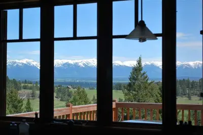 Image de Serene Ridgetop Kalispell Home -Voir sur l'évier de cuisine