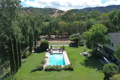 Image de Brambleberry - Domaine privé idyllique, vues, piscine, spa, pétanque, meilleur emplacement!