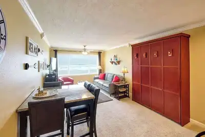 Image de \"Ajustement de latitude» - condo confortable sur la plage avec une surprenante 3e étage View!