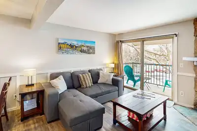Image de Nouvelle Liste! Charmant condo w / foyer et piscine partagée / bains à remous - à pied des ascenseurs!