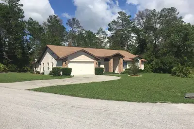 Image de Retraite 4 Bedroom Home Retreat à Spring Hill, piscine chauffée, Tv câblée \/ Wifi gratuit.