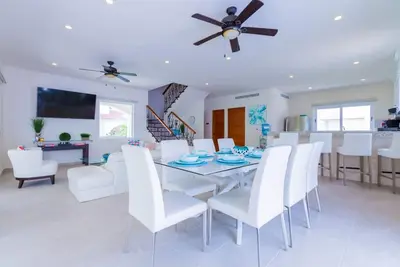 Image de Superbe grande maison neuve spacieuse et moderne avec 360 vues et une grande piscine