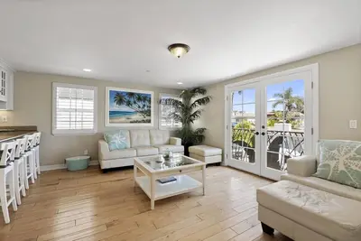 Image de Aloha Hideaway - Condo à deux étages à l'étage avec climatisation! 1 pâté de maisons à la plage