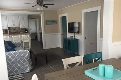 Maison lumineuse et aérée récemment rénovée 1 pâté de maisons à Sandy Wells Beach