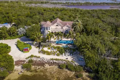 Image de Casa Aqua - 16 Acre de style espagnol Open Water Casual Élégance