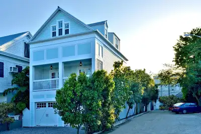 Image de Downtown Retreat - A ++ Location W / Private Heated Pool / Hot Tub