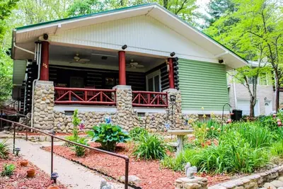 Image de Situé Au Lac Junaluska! ! Belle cabane en rondins, équipements modernes, Wifi, Tv Hd