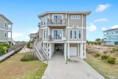 Image de Oceanfront avec piscine et bain à remous! Nouvelle marque avec Proactive Vacations, \"A Blue Monkey\" est un Ocean Front Home récemment reconfiguré et mis à jour dans la communauté fermée exclusive de Holden Beach West.