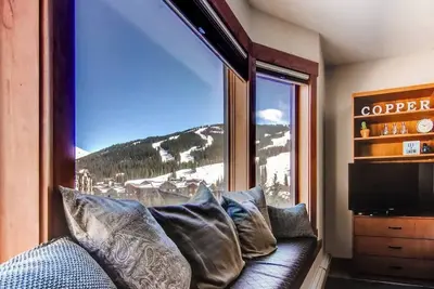 Image de Condo de luxe w / chambre avec lits superposés. Marcher au centre de cuivre et ascenseurs en quelques minutes