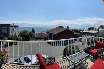 Image de Vue sur l'océan calme moderne et confortable. Près de la plage.