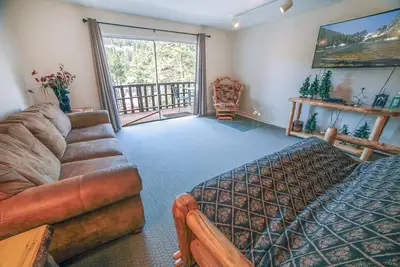Image de 2 chambres, 3 salles de bain Condo avec vue sur Fall River; 1 mile de l'entrée Rmnp.